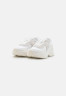 Tommy Hilfiger ELEVATED CHUNKY RUNNER Trainers white ELEVATED CHUNKY RUNNER — Кроссовки белый