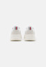 Tommy Hilfiger ELEVATED CHUNKY RUNNER Trainers white ELEVATED CHUNKY RUNNER — Кроссовки белый