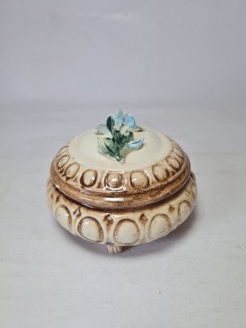 Шкатулка-бонбоньерка винтажная Capodimonte Italy "Незабудка", в бело-коричневых тонах с фактурным декором, фарфор,7 x 10 см, Италия, 1960-70гг