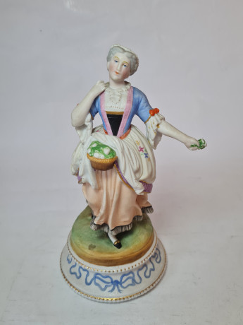 Статуэтка винтажная "Дама в разноцветном платье и с корзиной цветов", 21,5 x 11 см, Германия, 1960-70гг.