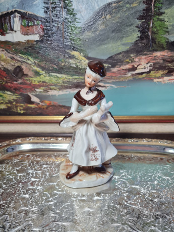 Фигурка винтажная "Леди в бело-коричневом платье с музыкальным инструментом", фарфор, 17 см, Тайвань, 1960-70гг.