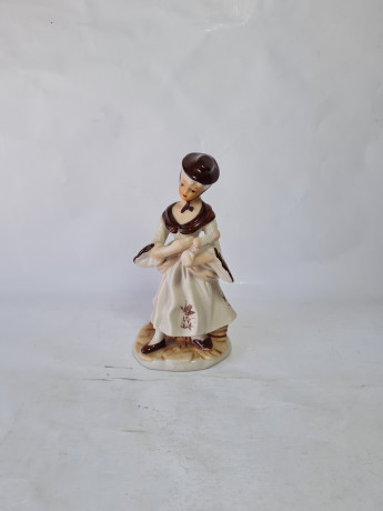 Фигурка винтажная "Леди в бело-коричневом платье с музыкальным инструментом", фарфор, 17 см, Тайвань, 1960-70гг.