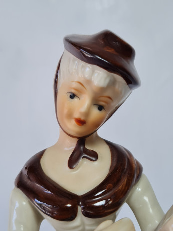 Фигурка винтажная "Леди в бело-коричневом платье с музыкальным инструментом", фарфор, 17 см, Тайвань, 1960-70гг.