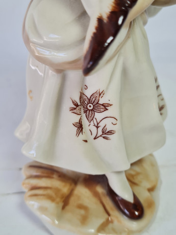 Фигурка винтажная "Леди в бело-коричневом платье с музыкальным инструментом", фарфор, 17 см, Тайвань, 1960-70гг.