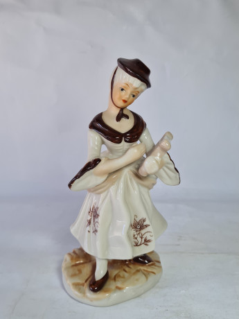 Фигурка винтажная "Леди в бело-коричневом платье с музыкальным инструментом", фарфор, 17 см, Тайвань, 1960-70гг.