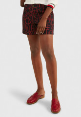 Tommy Hilfiger ADAPTIVE LOGO  Shorts regatta red multi АДАПТИВНЫЙ ЛОГОТИП — шорты регата красный мульти