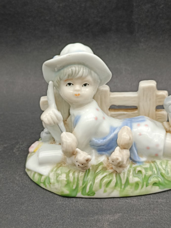 Статуэтка винтажная Im Stil von Hervit Royal "Девочка с бельчатами, отдыхающая на траве", фарфор, 12 х 10 см, Германия, 1960-70гг.