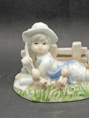 Статуэтка винтажная Im Stil von Hervit Royal &quot;Девочка с бельчатами, отдыхающая на траве&quot;, фарфор, 12 х 10 см, Германия, 1960-70гг.