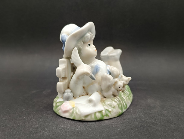 Статуэтка винтажная Im Stil von Hervit Royal "Девочка с бельчатами, отдыхающая на траве", фарфор, 12 х 10 см, Германия, 1960-70гг.