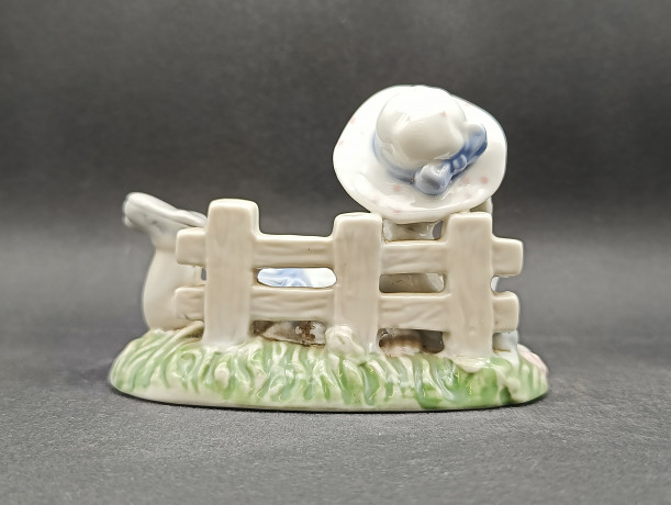 Статуэтка винтажная Im Stil von Hervit Royal "Девочка с бельчатами, отдыхающая на траве", фарфор, 12 х 10 см, Германия, 1960-70гг.