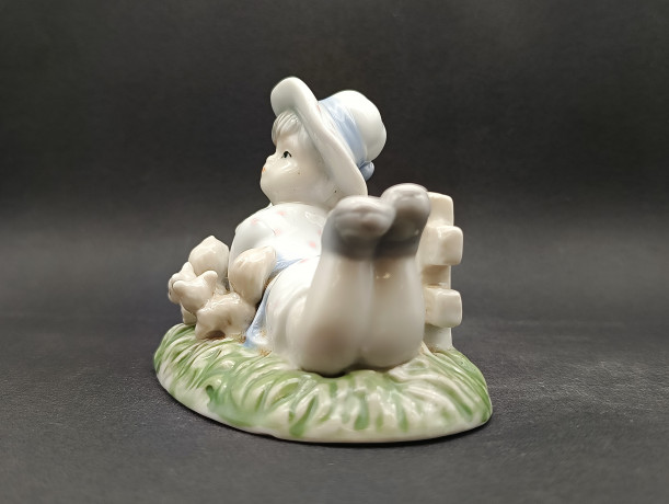 Статуэтка винтажная Im Stil von Hervit Royal "Девочка с бельчатами, отдыхающая на траве", фарфор, 12 х 10 см, Германия, 1960-70гг.