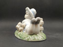 Статуэтка винтажная Im Stil von Hervit Royal "Девочка с бельчатами, отдыхающая на траве", фарфор, 12 х 10 см, Германия, 1960-70гг.