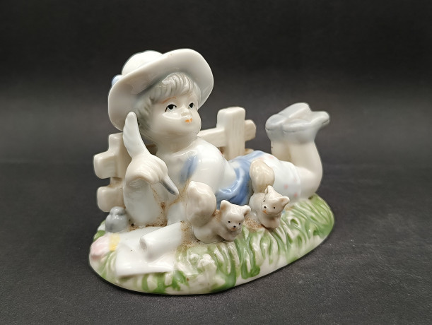 Статуэтка винтажная Im Stil von Hervit Royal "Девочка с бельчатами, отдыхающая на траве", фарфор, 12 х 10 см, Германия, 1960-70гг.