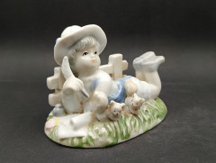 Статуэтка винтажная Im Stil von Hervit Royal &quot;Девочка с бельчатами, отдыхающая на траве&quot;, фарфор, 12 х 10 см, Германия, 1960-70гг.