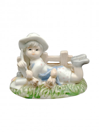 Статуэтка винтажная Im Stil von Hervit Royal "Девочка с бельчатами, отдыхающая на траве", фарфор, 12 х 10 см, Германия, 1960-70гг.