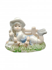 Статуэтка винтажная Im Stil von Hervit Royal &quot;Девочка с бельчатами, отдыхающая на траве&quot;, фарфор, 12 х 10 см, Германия, 1960-70гг.