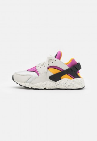 Nike Sportswear AIR HUARACHE UNISEX Sneaker low light bone/university gold/black/lethal pink AIR HUARACHE UNISEX Низкие кроссовки женские светлая кость/университетское золото/черный/смертоносно-розовый