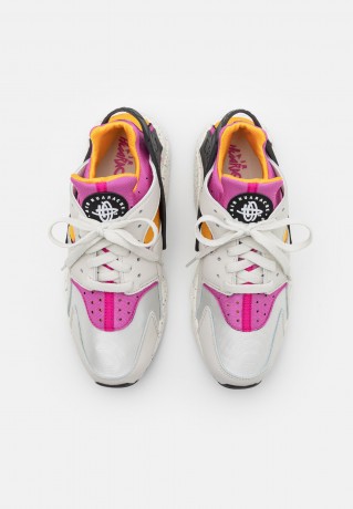 Nike Sportswear AIR HUARACHE UNISEX Sneaker low light bone/university gold/black/lethal pink AIR HUARACHE UNISEX Низкие кроссовки женские светлая кость/университетское золото/черный/смертоносно-розовый