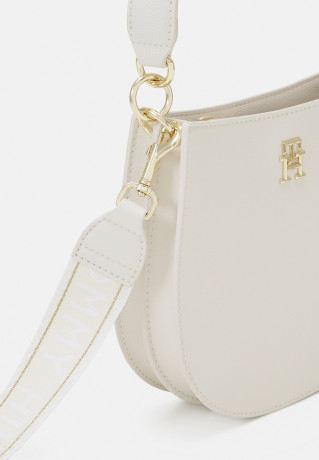 Tommy Hilfiger LIFE MED CROSSOVER Across body bag weathered white LIFE MED CROSSOVER Сумка через плечо выветрившийся белый