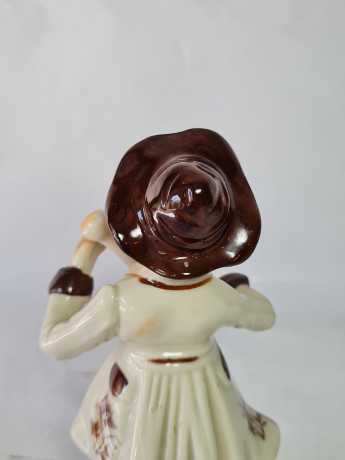 Фигурка винтажная "Мужчина в бело-коричневом костюме с лютней", фарфор, 18 см, Тайвань, 1960-70гг.