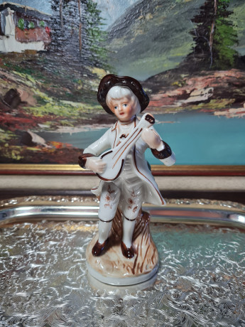 Фигурка винтажная "Мужчина в бело-коричневом костюме с лютней", фарфор, 18 см, Тайвань, 1960-70гг.