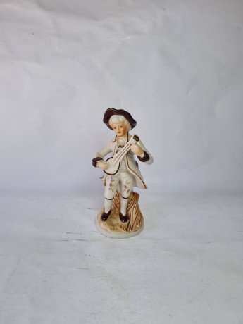 Фигурка винтажная "Мужчина в бело-коричневом костюме с лютней", фарфор, 18 см, Тайвань, 1960-70гг.