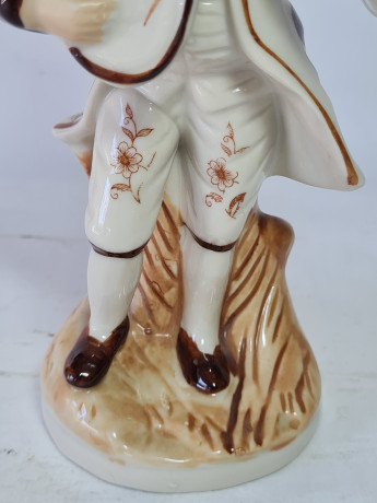 Фигурка винтажная "Мужчина в бело-коричневом костюме с лютней", фарфор, 18 см, Тайвань, 1960-70гг.