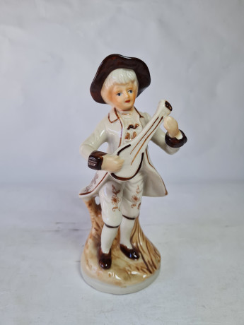 Фигурка винтажная "Мужчина в бело-коричневом костюме с лютней", фарфор, 18 см, Тайвань, 1960-70гг.