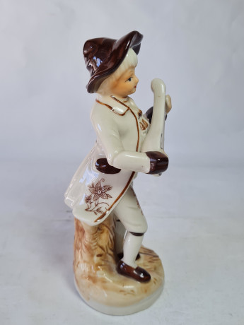 Фигурка винтажная "Мужчина в бело-коричневом костюме с лютней", фарфор, 18 см, Тайвань, 1960-70гг.