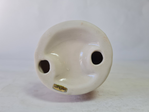 Фигурка винтажная "Мужчина в бело-коричневом костюме с лютней", фарфор, 18 см, Тайвань, 1960-70гг.