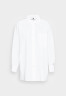 Tommy Hilfiger OVERSIZED SHIRT Button-down blouse optic white РУБАШКА ОВЕРСАЙЗ Блуза на пуговицах оптический белый