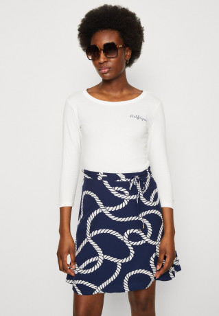 Tommy Hilfiger SLIM ROPE PUFF PRINT Long sleeved top ecru SLIM ROPE PUFF PRINT Топ с длинными рукавами экрю