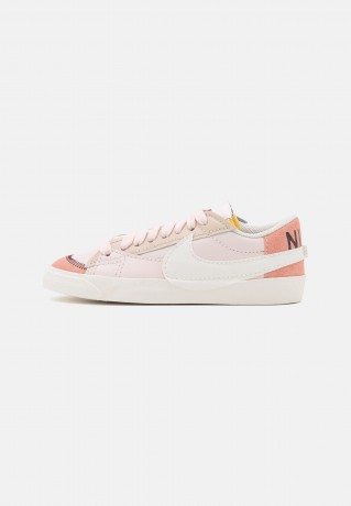 Nike Sportswear W BLAZER LOW #x27;77 JUMBO Sneaker low light soft pink/sail/arctic orange/sanddrift/burgundy crush W BLAZER LOW #x27;77 JUMBO Низкие кроссовки женские светло-розовый/парус/арктический оранжевый/песчаный/бордовый