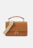 Tommy Hilfiger PUSHLOCK CROSSOVER Across body bag tan PUSHLOCK CROSSOVER Сумка через плечо загар