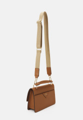 Tommy Hilfiger PUSHLOCK CROSSOVER Across body bag tan PUSHLOCK CROSSOVER Сумка через плечо загар