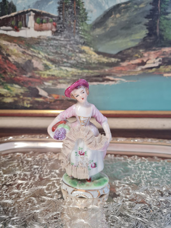 Barock Rokoko Статуэтка "Дама в викторианском стиле в бордово-фиолетовом платье и шляпке", 12,5 x 7 см, Германия, 1960-70гг.