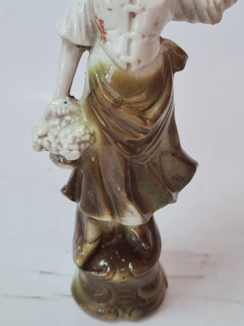 Статуэтка винтажная, бело-зеленый фарфор "Женщина с корзиной и кувшином для воды", 17 x 7 см, Германия, 1960-70гг.