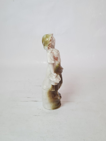 Статуэтка винтажная, бело-зеленый фарфор "Женщина с корзиной и кувшином для воды", 17 x 7 см, Германия, 1960-70гг.