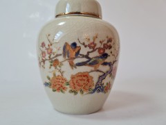 Винтажная фарфоровая ваза с крышкой в японском стиле, расписанная вручную  &quot;Птицы в японском саду&quot;, 13см х 11см, Япония, 1950-60гг.