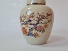 Винтажная фарфоровая ваза с крышкой в японском стиле, расписанная вручную  &quot;Птицы в японском саду&quot;, 13см х 11см, Япония, 1950-60гг.