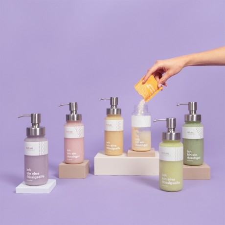 FUTURE STORIES Vorteilskit 3er Set Flussigseifen Pulver mit allen Sorten inkl. Pumpspender Набор Advantage Kit из 3 жидких мыльных порошков всех типов, включая помповый дозатор.