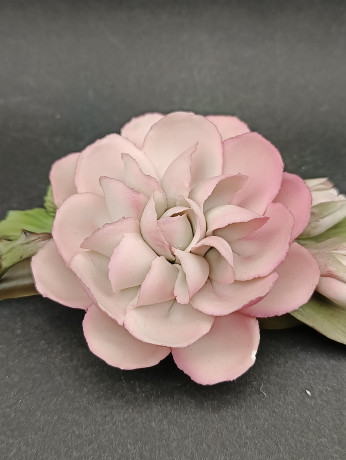 Статуэтка винтажная The Franklin Mint "Роза Mme Pierre Oger", в розово-белых тонах, бисквитный фарфор, 16 х 6 см, Италия, 1985 год.