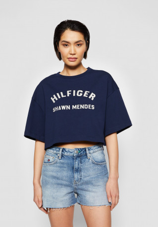 Tommy Hilfiger TOMMY HILFIGER X SHAWN MENDES GRAPHIC CROPPED TEE Print T-shirt carbon navy УКОРОЧЕННАЯ ФУТБОЛКА TOMMY HILFIGER X SHAWN MENDES GRAPHIC Футболка с принтом углеродный флот