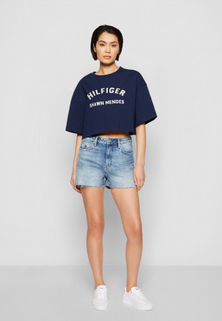 Tommy Hilfiger TOMMY HILFIGER X SHAWN MENDES GRAPHIC CROPPED TEE Print T-shirt carbon navy УКОРОЧЕННАЯ ФУТБОЛКА TOMMY HILFIGER X SHAWN MENDES GRAPHIC Футболка с принтом углеродный флот