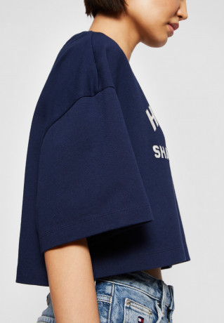 Tommy Hilfiger TOMMY HILFIGER X SHAWN MENDES GRAPHIC CROPPED TEE Print T-shirt carbon navy УКОРОЧЕННАЯ ФУТБОЛКА TOMMY HILFIGER X SHAWN MENDES GRAPHIC Футболка с принтом углеродный флот