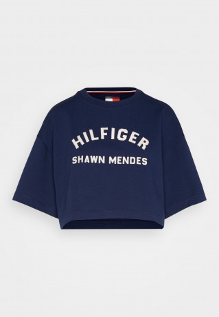 Tommy Hilfiger TOMMY HILFIGER X SHAWN MENDES GRAPHIC CROPPED TEE Print T-shirt carbon navy УКОРОЧЕННАЯ ФУТБОЛКА TOMMY HILFIGER X SHAWN MENDES GRAPHIC Футболка с принтом углеродный флот
