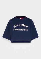 Tommy Hilfiger TOMMY HILFIGER X SHAWN MENDES GRAPHIC CROPPED TEE  Print T-shirt carbon navy УКОРОЧЕННАЯ ФУТБОЛКА TOMMY HILFIGER X SHAWN MENDES GRAPHIC Футболка с принтом углеродный флот