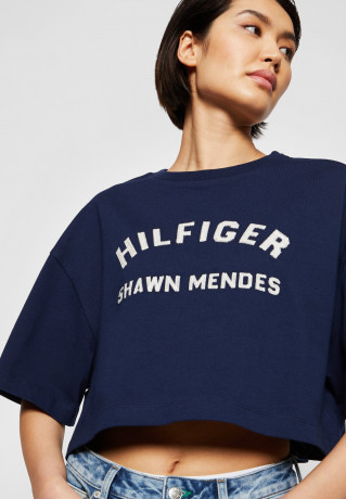 Tommy Hilfiger TOMMY HILFIGER X SHAWN MENDES GRAPHIC CROPPED TEE Print T-shirt carbon navy УКОРОЧЕННАЯ ФУТБОЛКА TOMMY HILFIGER X SHAWN MENDES GRAPHIC Футболка с принтом углеродный флот