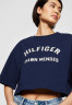 Tommy Hilfiger TOMMY HILFIGER X SHAWN MENDES GRAPHIC CROPPED TEE Print T-shirt carbon navy УКОРОЧЕННАЯ ФУТБОЛКА TOMMY HILFIGER X SHAWN MENDES GRAPHIC Футболка с принтом углеродный флот