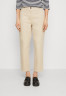 Tommy Hilfiger TAPERED PANT Chinos light sandalwood ЗАУЖЕННЫЕ БРЮКИ Брюки чинос светлое сандаловое дерево
